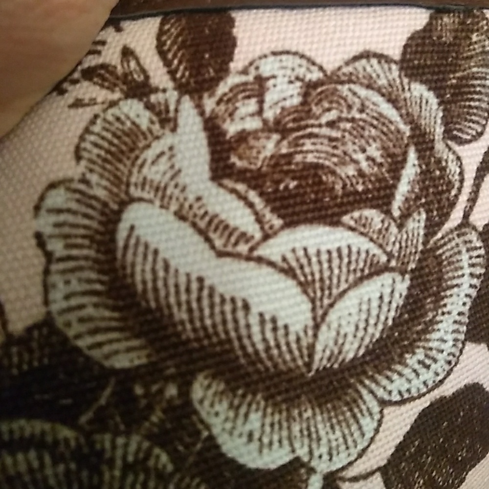 ONE left Floral Crossbody pocketbook - Picture 3 of 7